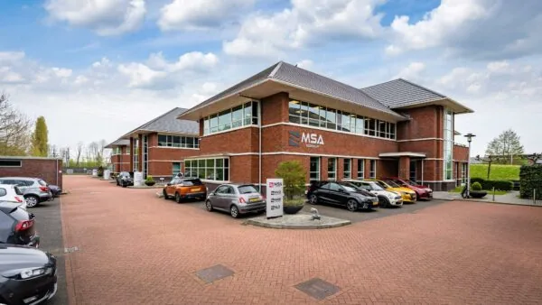 Modern kantoorpand van MSA Group aan de 1e Barendrechtseweg met geparkeerde auto's op de voorgrond.